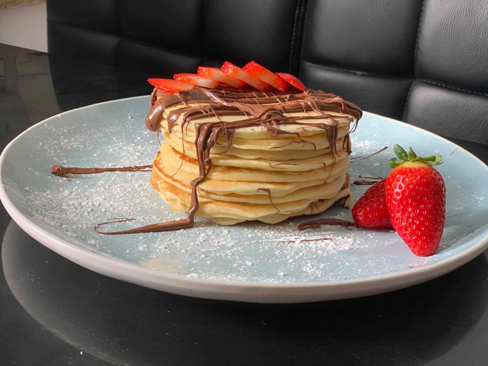 ערימת פנקייקים עם תותים ונוטלה – רבע שעה עבודה | מתכונים בכל מיני צבעים