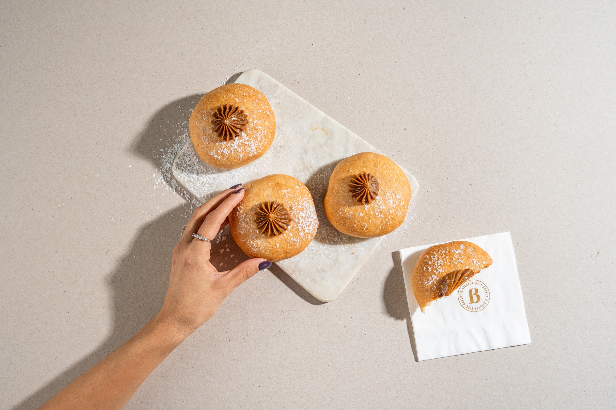 סופגניות ללא גלוטן עם ריבת חלב בביגה (צילום: דוד מויאל)