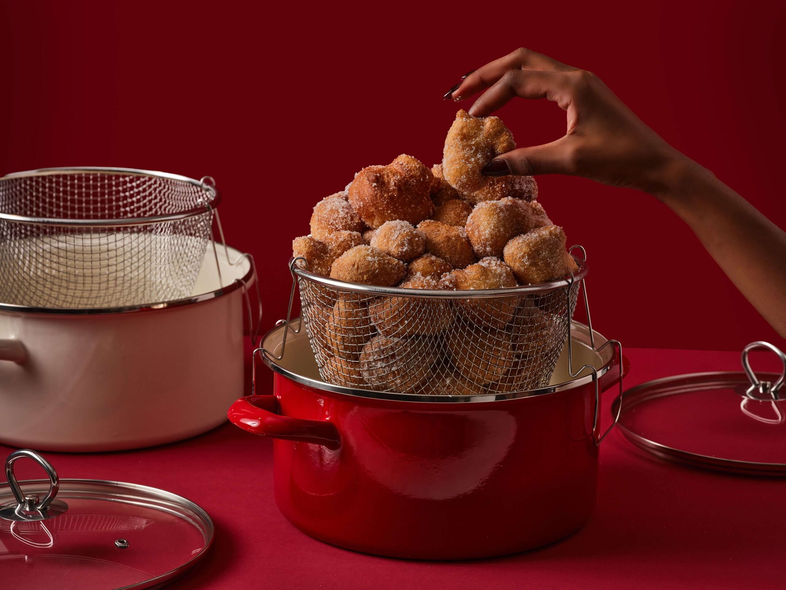 סיר טיגון קרבון סטיל מצופה אמייל (צילום: גיל אבירם)