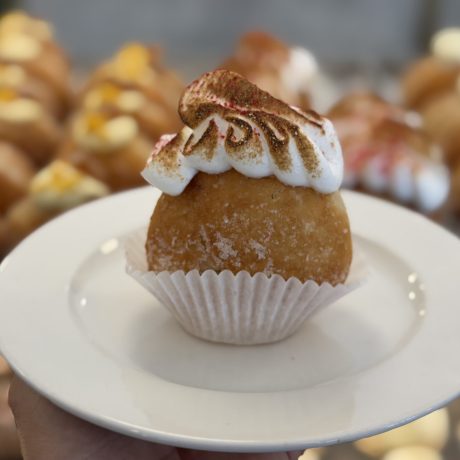 קפה קדוש מציגים: סופגניית “אור איתן” (צילום: רון ירקוני יחסי ציבור)