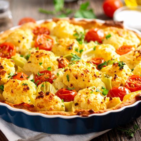 בלי בצק! מאפה כרובית, כרישות ועגבניות שרי, שחום ואפוי (צילום: יחסי ציבור חלי ממן)