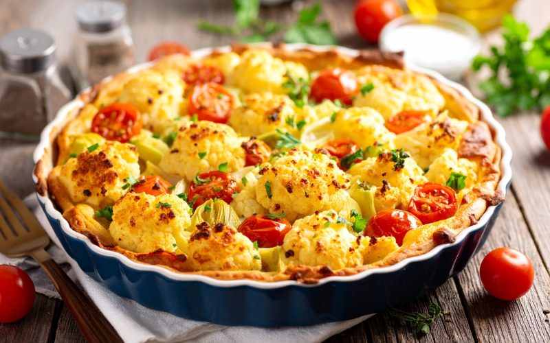 בלי בצק! מאפה כרובית, כרישות ועגבניות שרי, שחום ואפוי (צילום: יחסי ציבור חלי ממן)