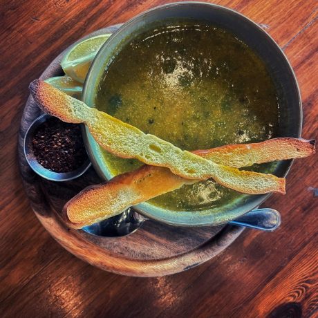 מרק ירקות עם עדשים שחורות ובשר ראש (קרדיט צילום: מסעדת ג'סיקה)