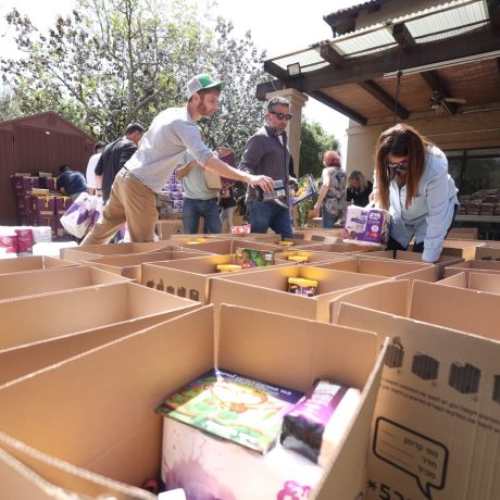 מתנדבי עמותת שניר אורזים סלי מזון (צילום: אוראל ק)