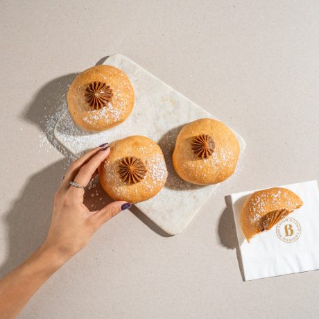 סופגניות ללא גלוטן עם ריבת חלב בביגה (צילום: דוד מויאל)