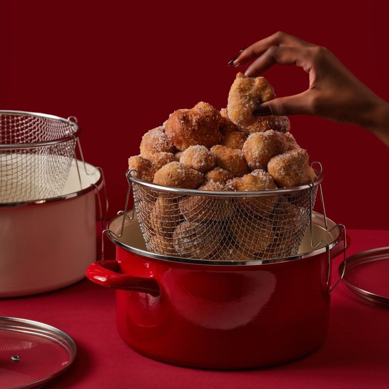 סיר טיגון קרבון סטיל מצופה אמייל (צילום: גיל אבירם)