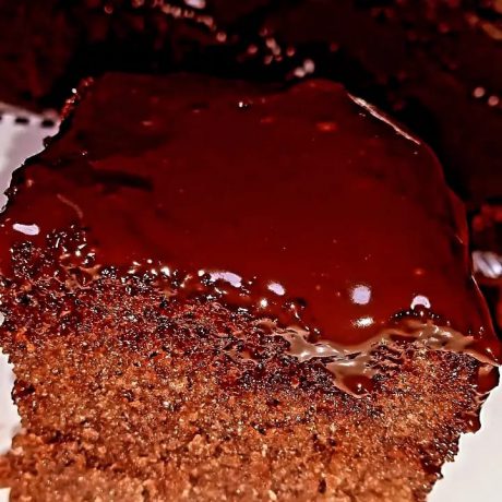 עוגת שוקולד עסיסית מדהימה ובעיקר טעימה בכלום עבודה
