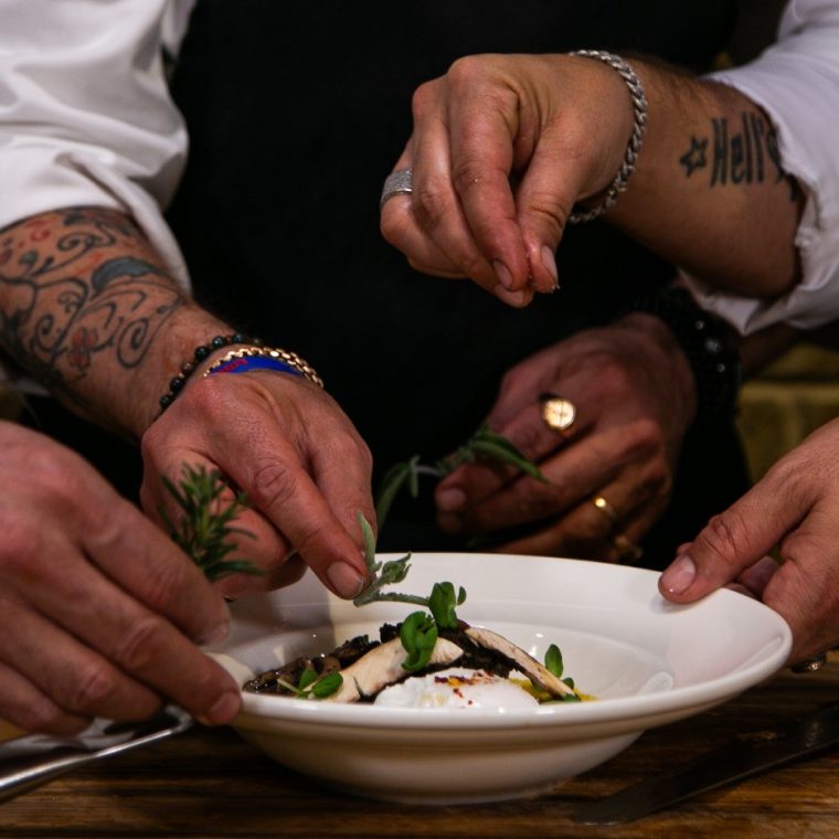 שף אבי כהן ממלון כפר גלעדי מארח את השף אביב (צילום: הראל דדון ורמי ורד)