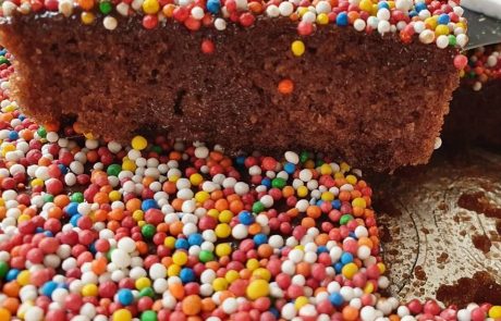 לפעמים הפשטות עושה את שלה – עוגת שוקולד וסוכריות