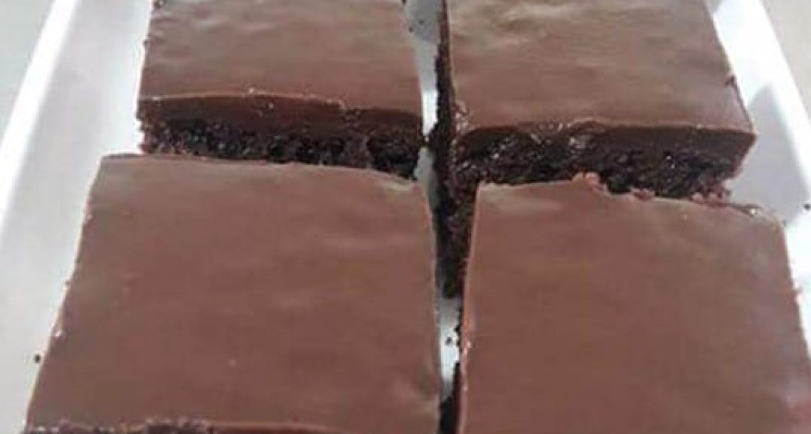 עוגת ריבועי שוקולד קלה להכנה – הכל בקערה אחת