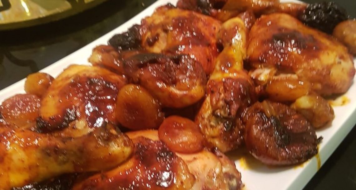עוף בתנור עם בצלי שאלוט שום ופירות יבשים – טעים